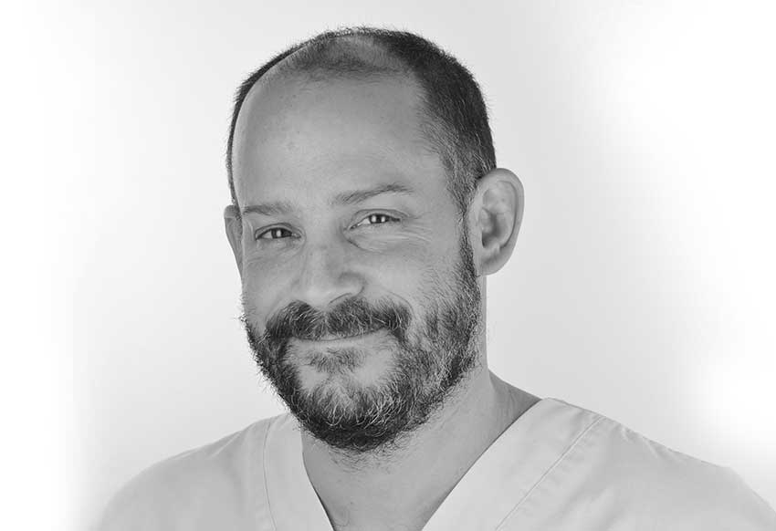 Dr Maurizio Cartoni - Periodoncia y cirugía plástica de encías.